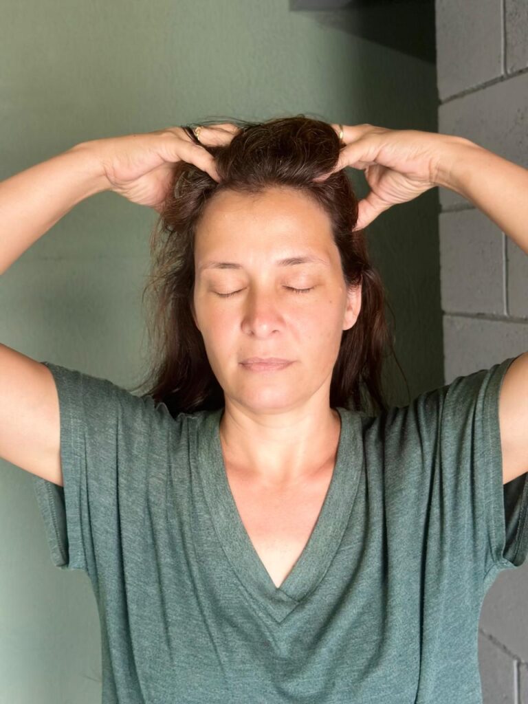 beneficios da massagem no couro cabeludo