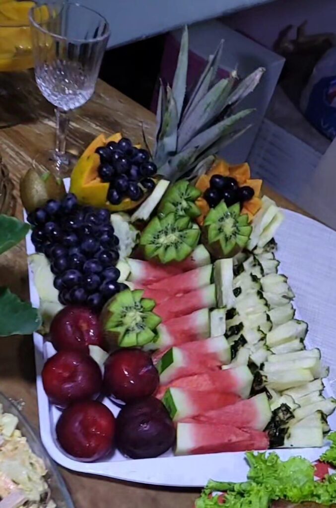 Frutas na Mesa de Natal Simples Bandeja De Frutas 677x1024